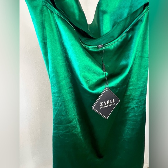 NWT Zaful emerald green satin spaghetti strap slip dress
Droop neckline Size 6 - Picture 7 of 9